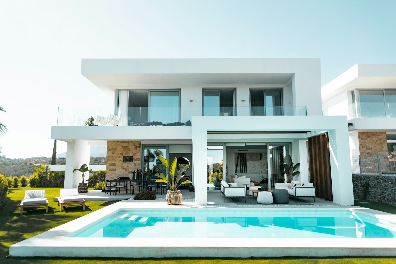 Villa blanca con piscina